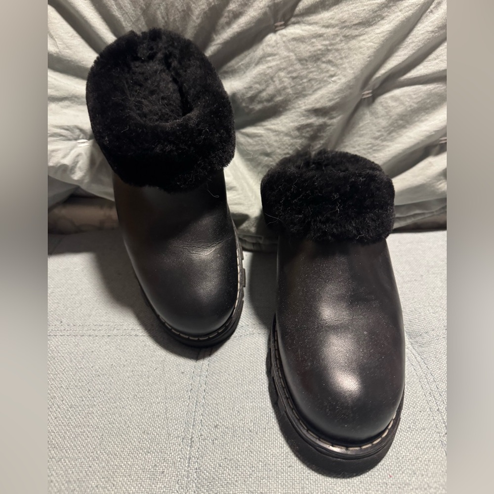 La CANADIENNE Black Waterproof Lined Mule